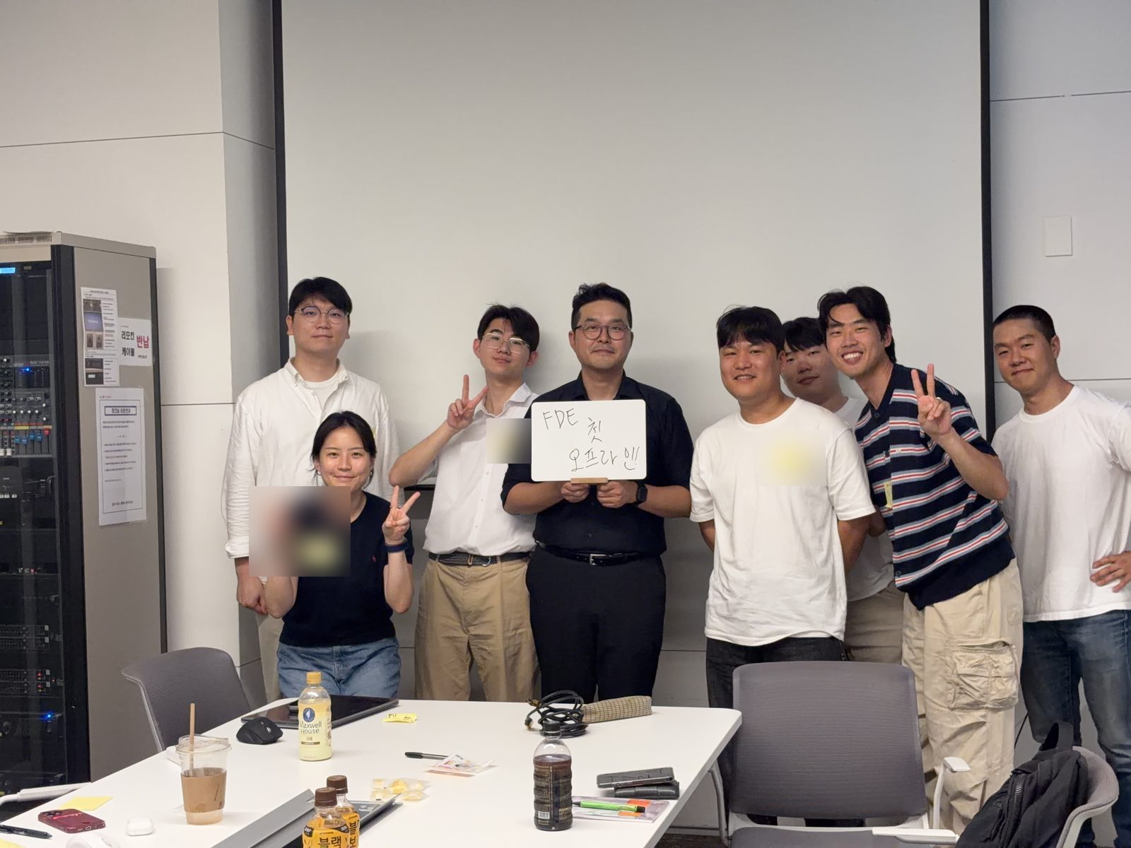 1회 케이스 토크를 마친 참가자들이 "FDE 첫 오프라인"이라 쓴 보드와 함께 남긴 단체 사진