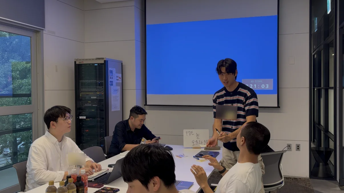 첫 케이스 토크에서 한 참가자가 테이블에 둘러앉은 참가자들과 현장 사례를 토론하는 모습