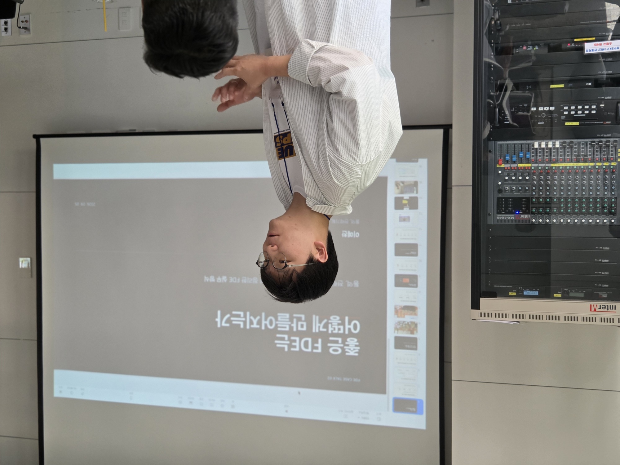 2회 케이스 토크에서 연사가 "좋은 FDE는 어떻게 만들어지는가" 슬라이드를 띄우고 발표하는 모습