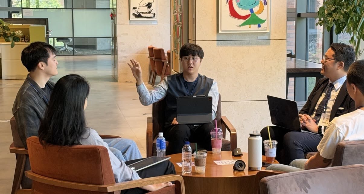 케이스 토크 4회차, 원형 테이블을 둘러싸고 소그룹 대화를 나누는 참가자들