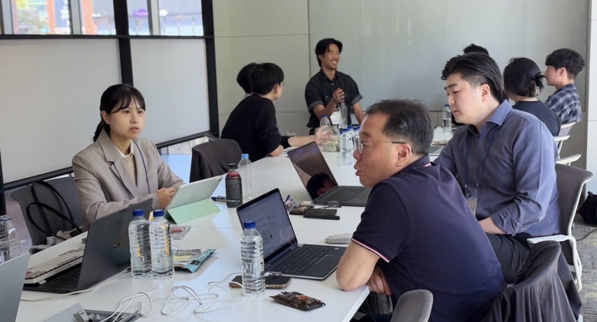 케이스 토크 4회차, 노트북과 태블릿을 둔 테이블에서 대화를 나누는 참가자들