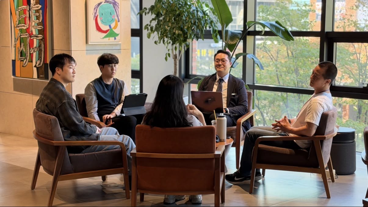 케이스 토크 4회차, 창가 라운지에서 서로의 이야기를 듣는 소그룹